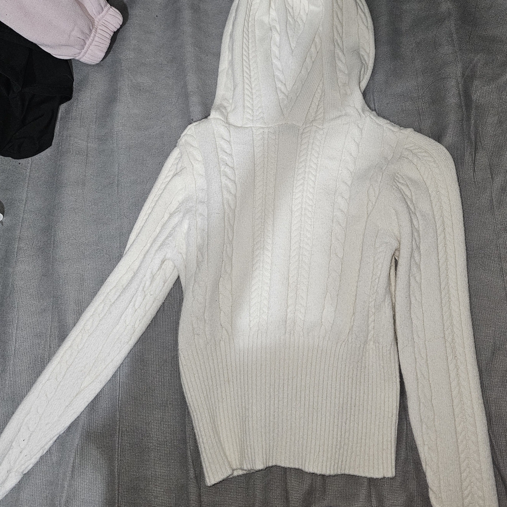 Elegant White Hooded Cable Knit Sweater - Picture 2 of 2